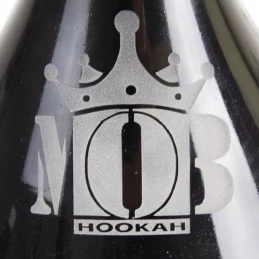 Vodná fajka MOB Kalashnikov - Čierna 87 cm - detail vázy - logo