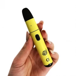 Vaporizér Lemonnade x G Pen Micro v ženskej ruke