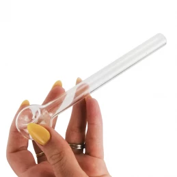 Sklenka mini fajka Lyžička Plain v ženskej ruke