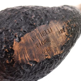 Fajka na tabak Savinelli Tigre Rusticated Black 9mm- detail vyrytého označenia fajky