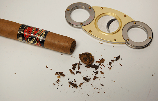 odrezaná cigara a orezávač na cigary