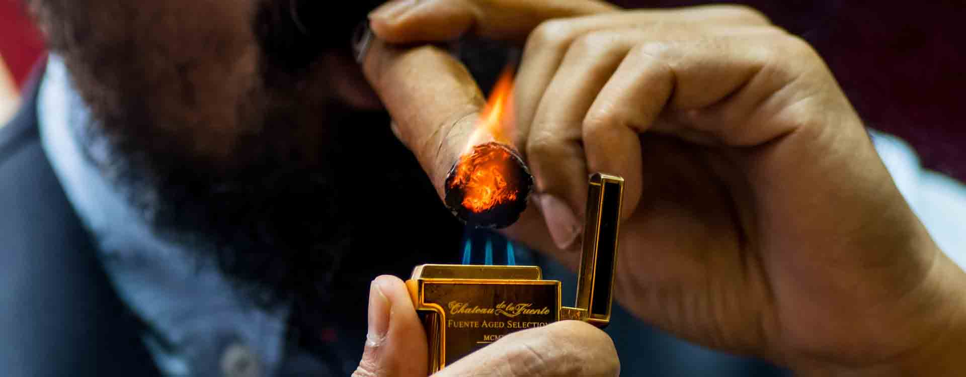 Zapaľovanie cigary tryskovým zapaľovačom