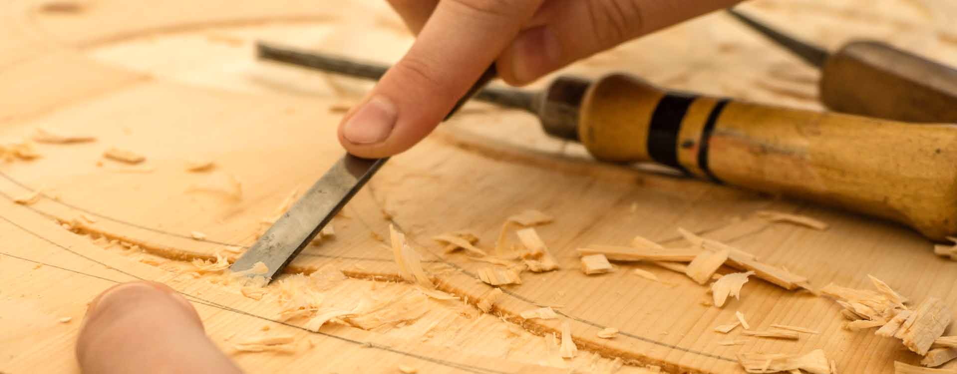 Vyrezávanie dreva dlátom - detail