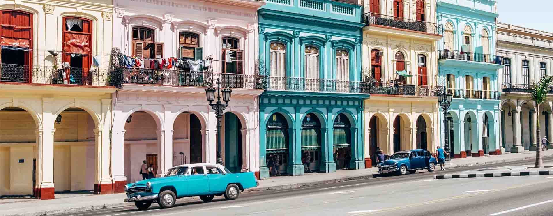 Kubánska ulica: starodávne autá a farebné priečelia historických budov
