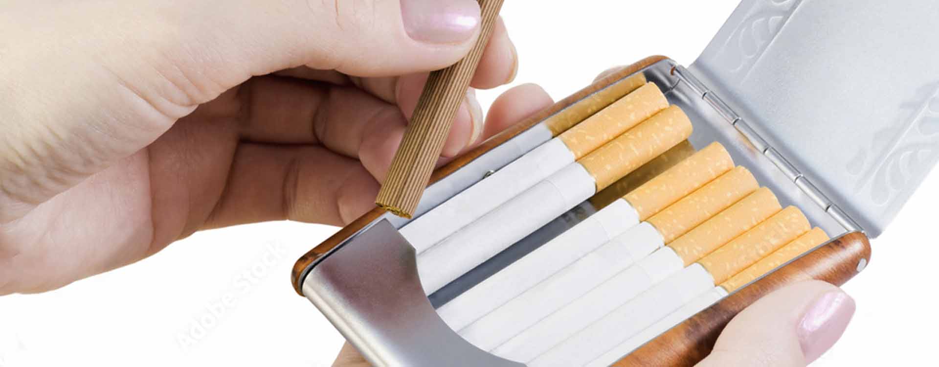 Tabatierka na cigarety - detail tabatierky plnej cigariet a ženskej ruky držiacejj cigaretu