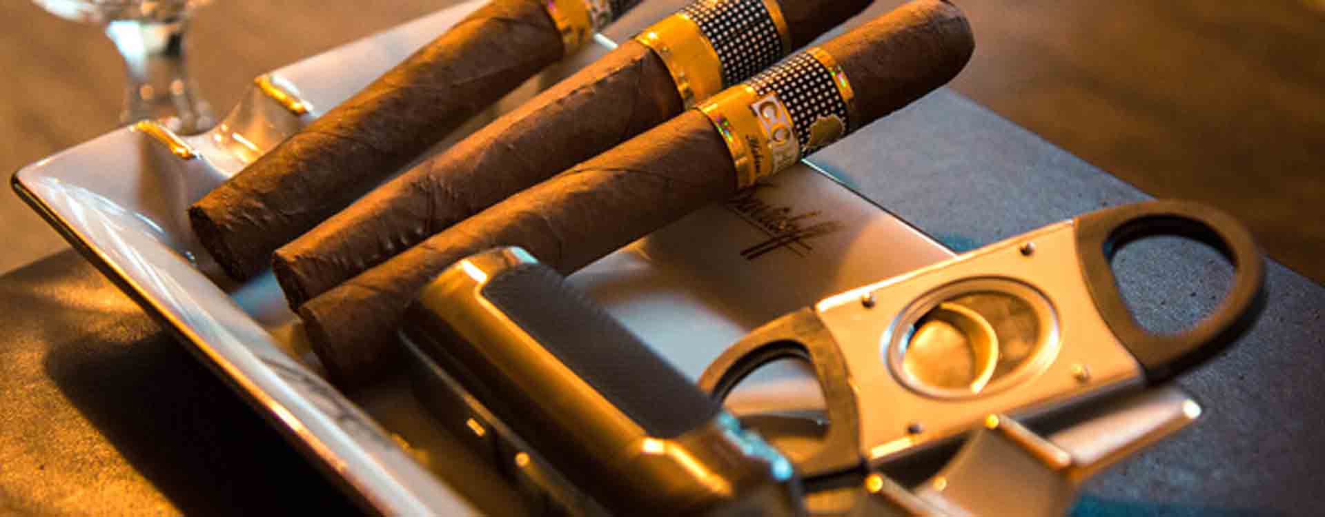 Orezávač na cigary v cigarovom popolníku a cigary