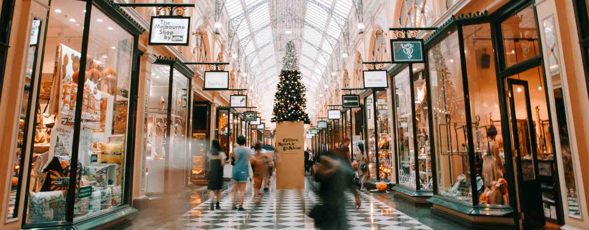 Ilustračný obrázok - vianočné nakupovanie: obchodný dom vyzdobený vianočnou výzdobou