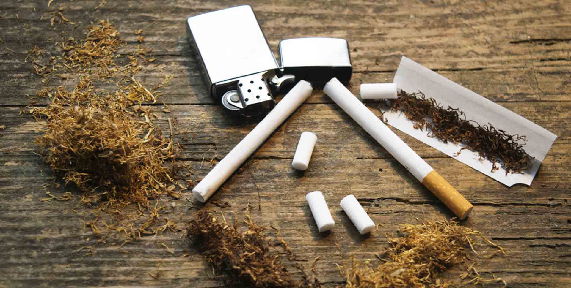Cigarety, tabak a zippo zapaľovač