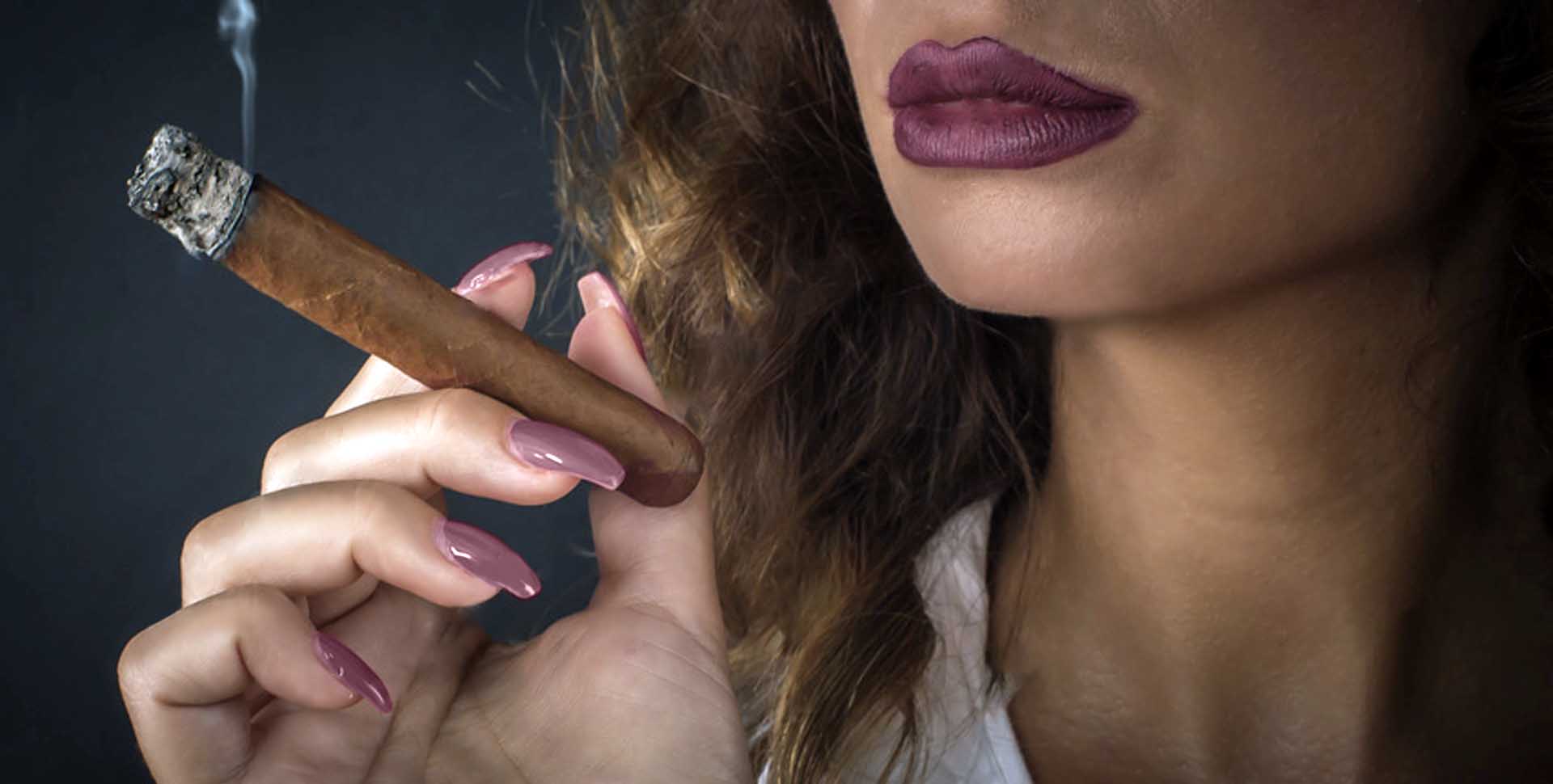 Žena fajčí cigaru - detail