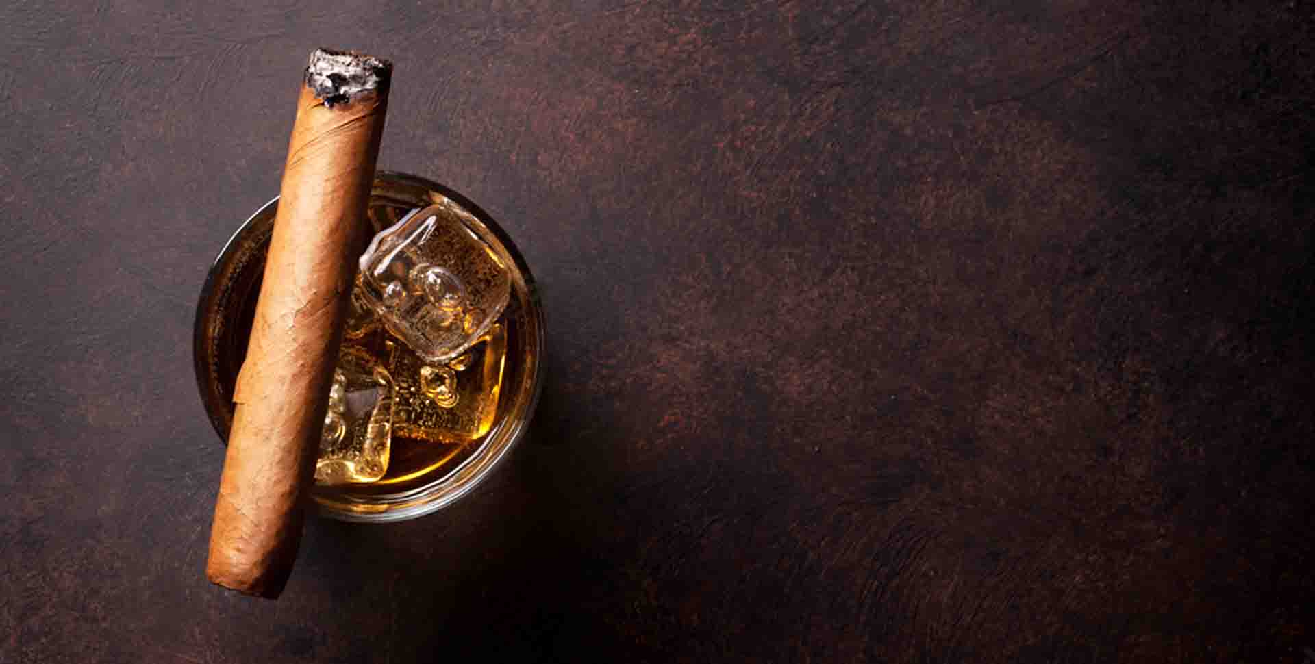 Cigary - kusy: cigara položená na poháriku s alkoholom - pohľad zvrchu