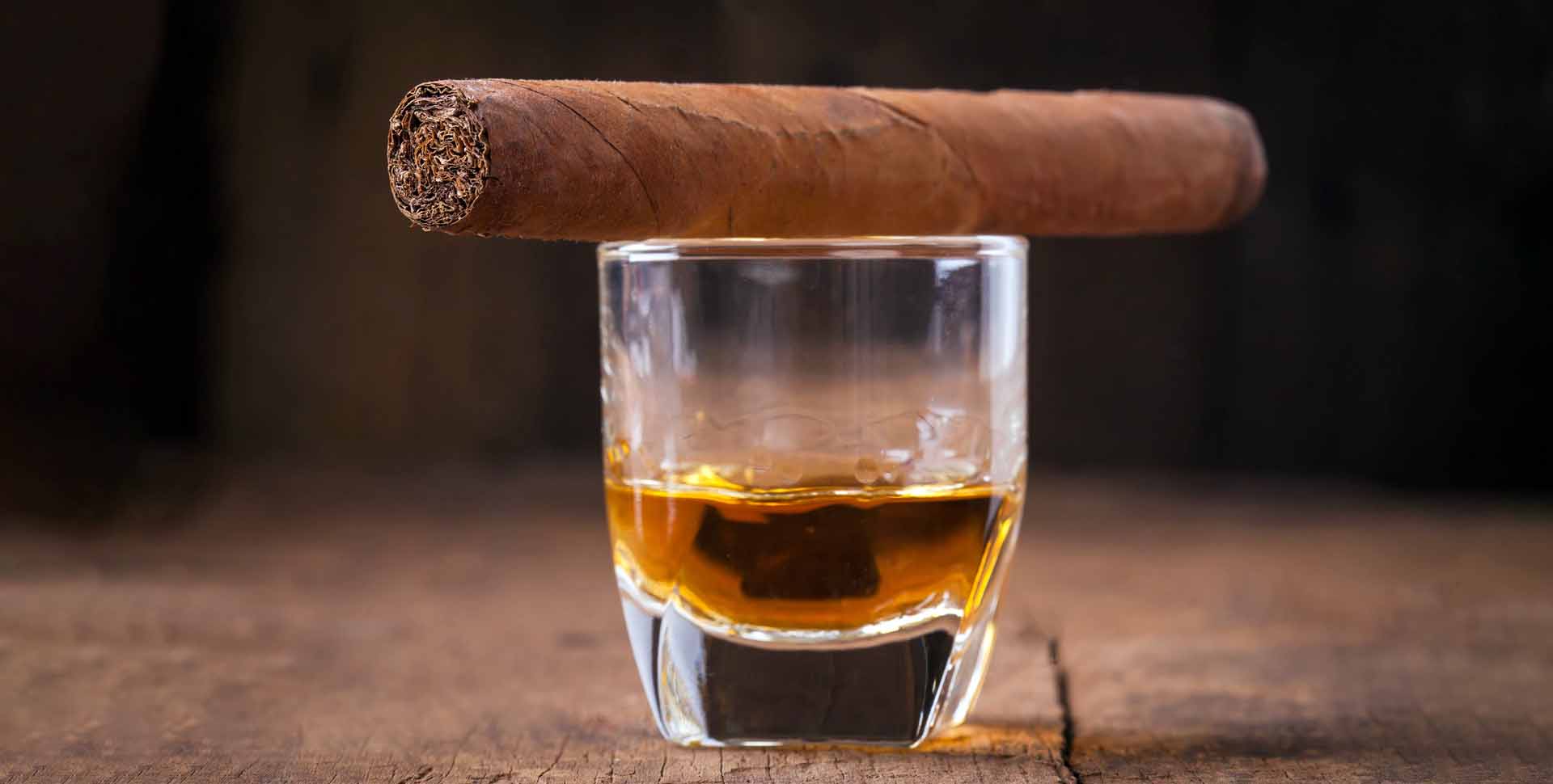 Cigary - kusy: cigara položená na poháriku s alkoholom