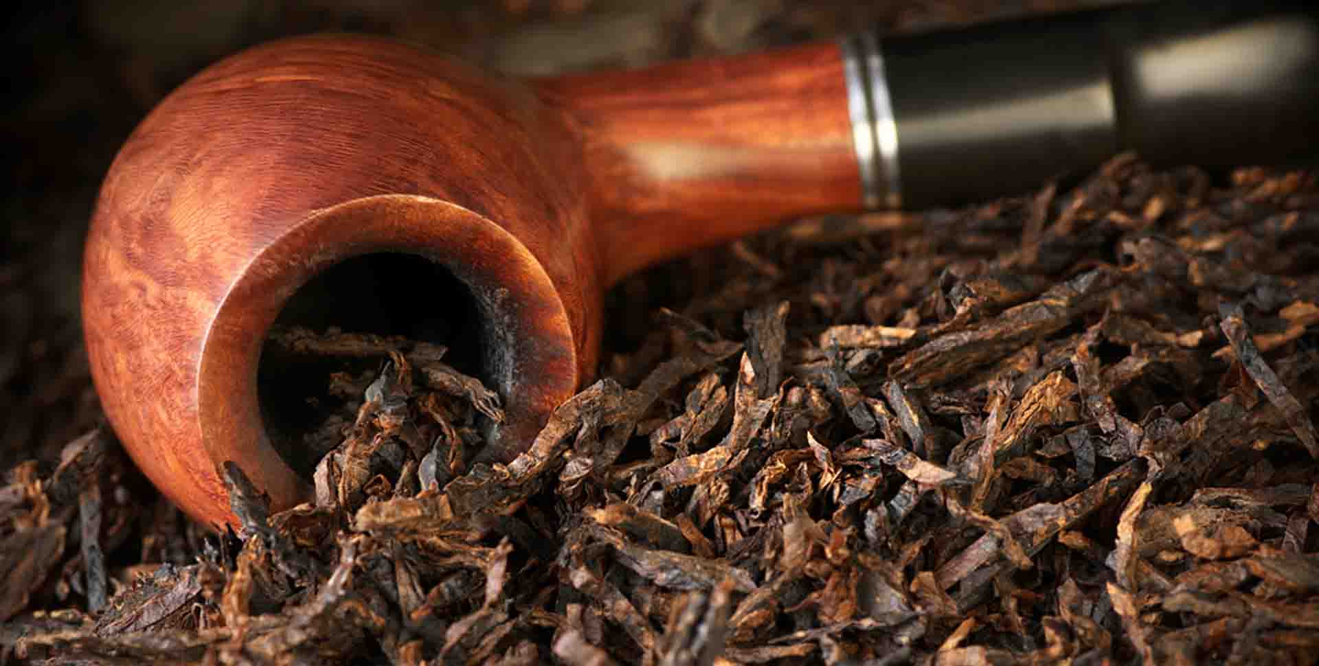 Fajkový tabak a briarová fajka na tabak