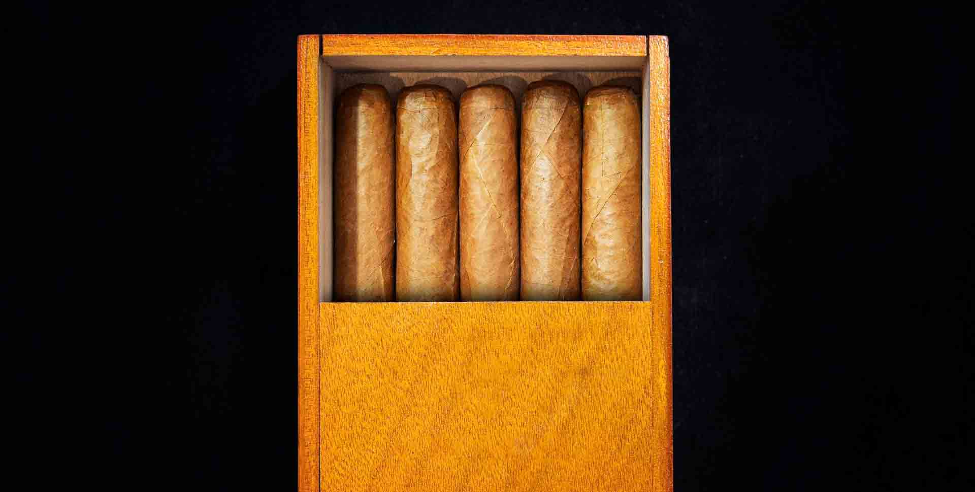 Malý drevený cestovný humidor s cigarami - detail