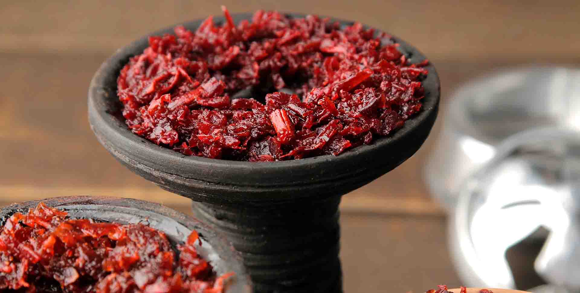Červený tabak do vodnej fajky naložený v hlinenej korunke typu phunnel -detail