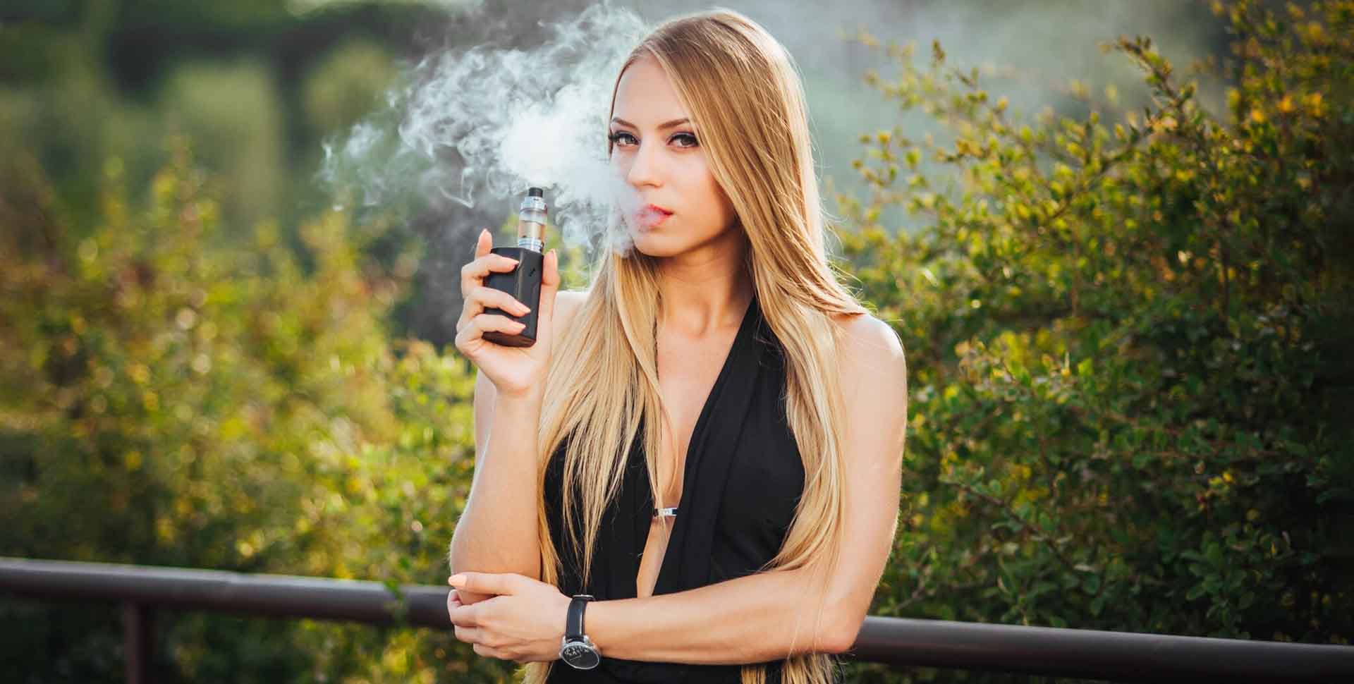 Mladá žena fajčí elektronickú cigaretu