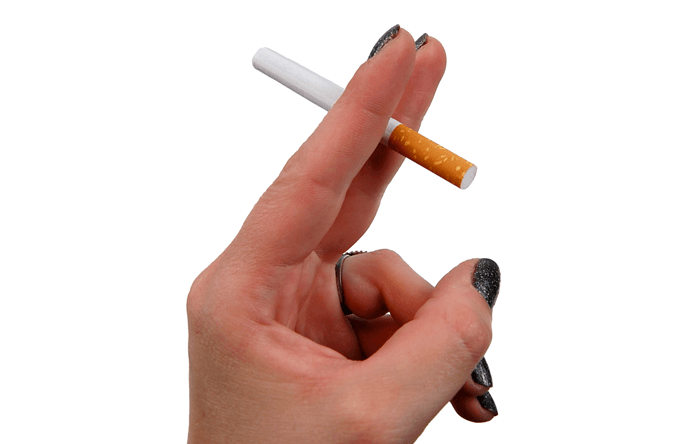 cigareta medzi prstami ruky