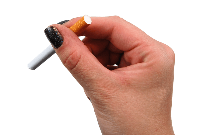 ženská ruka s cigaretou